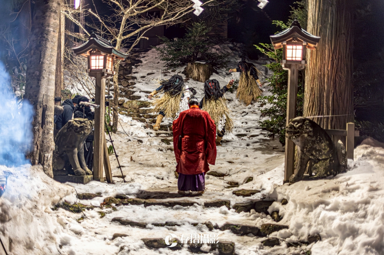 神職人員獻餅給生剝鬼 恭送回山 祭典尾聲