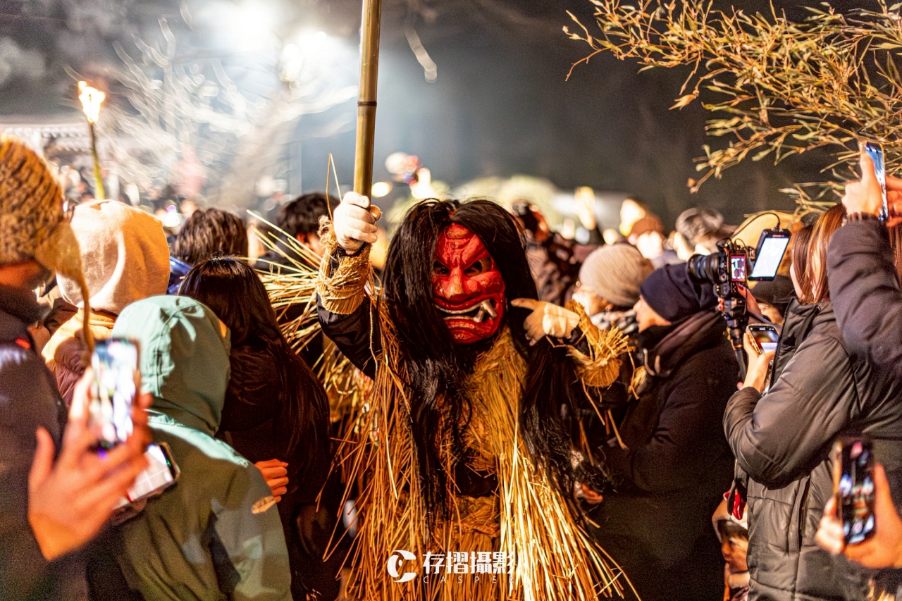 生剝鬼柴燈祭現場人潮 各國觀光客聚集真山神社廣場