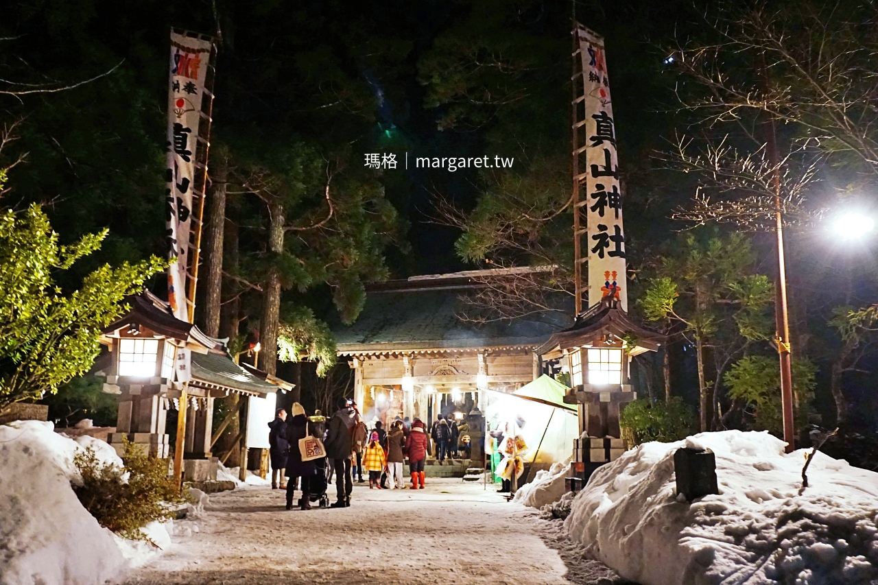 真山神社參道夜間積雪景致 紙燈籠排列的靜謐神域入口