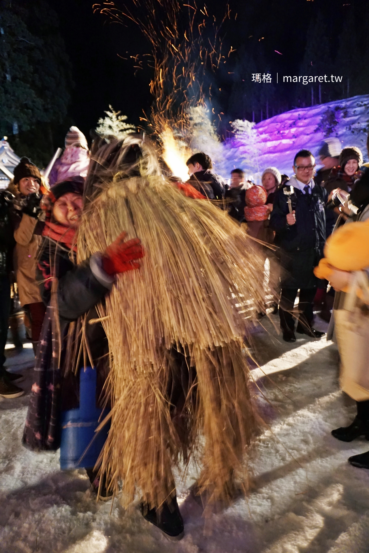 生剝鬼柴燈祭 生剝鬼走入人群與民眾近距離互動