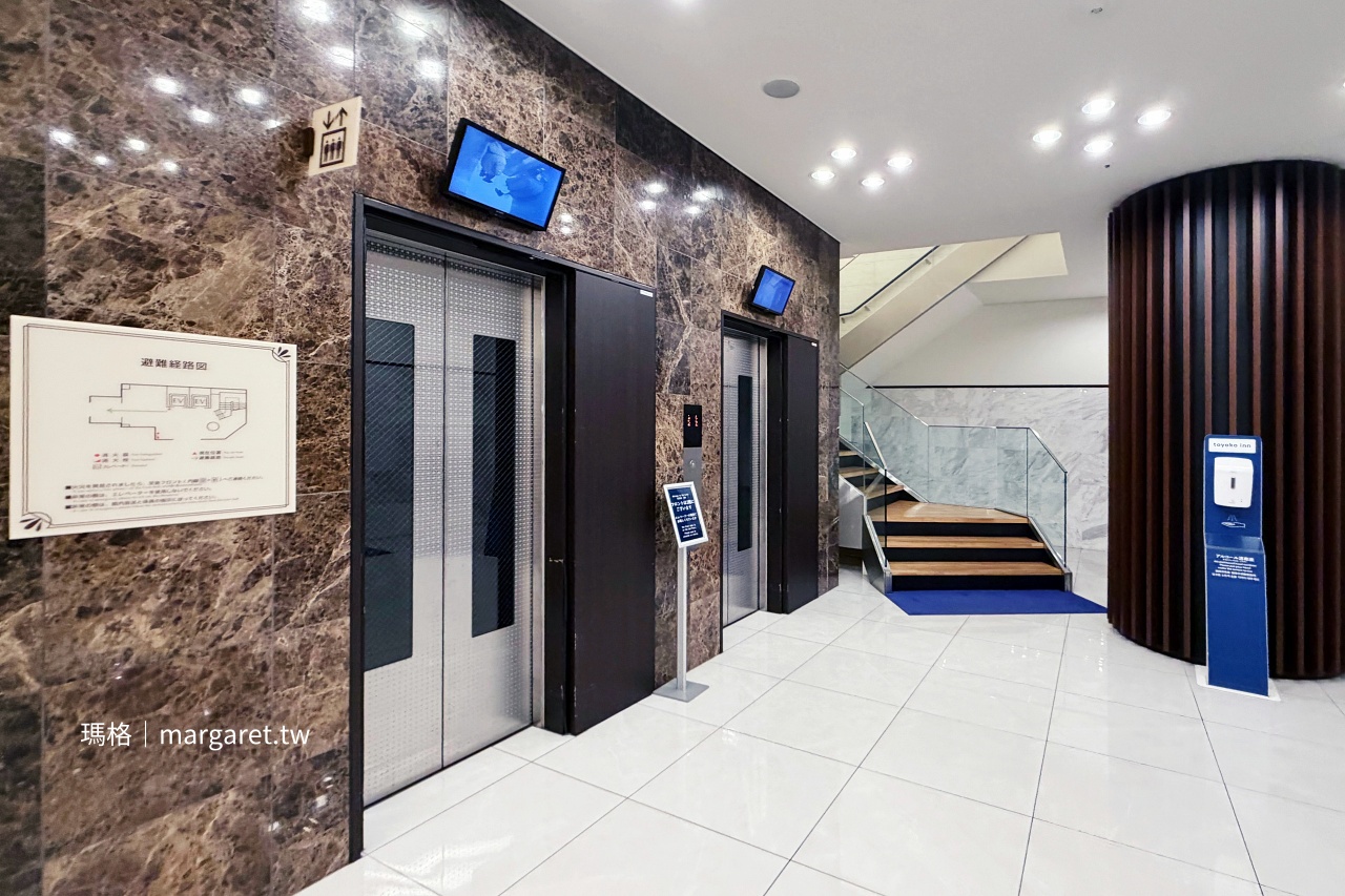 東橫INN大宮站東口，飯店入口電梯、樓梯間。