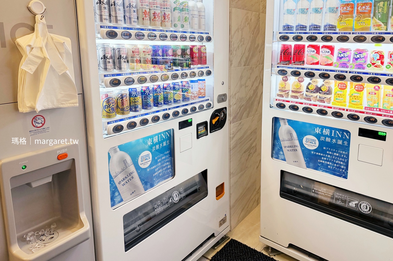 東橫INN大宮站東口飯店多樣化設施，包含自助行李寄存區、飲料販賣機與投幣式洗衣房。