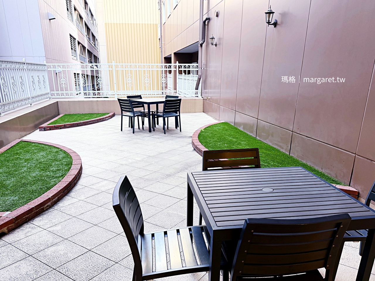 東橫INN大宮站東口大廳外戶外露台區，休閒氛圍十足。