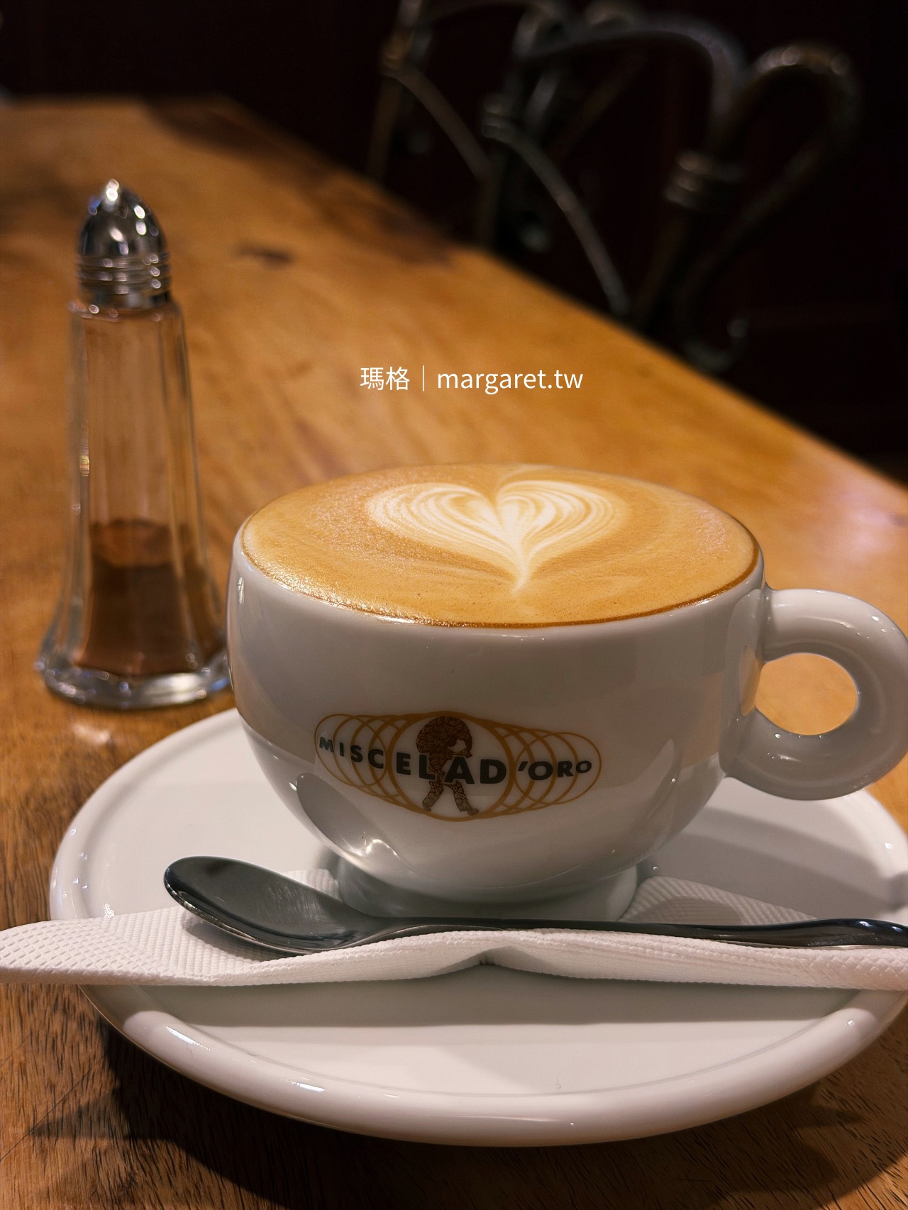 瑪格莉特咖啡館卡布奇諾，完美表面張力拉花呈現。