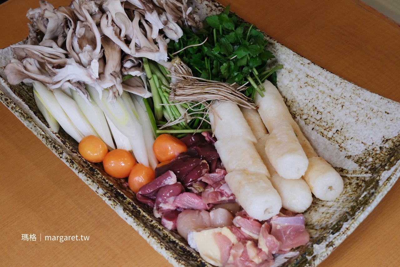 割烹かめ清きりたんぽ鍋食材盤，包含舞茸、大蔥、水芹連根、切棒、比內地雞腿肉雞心與未熟卵。