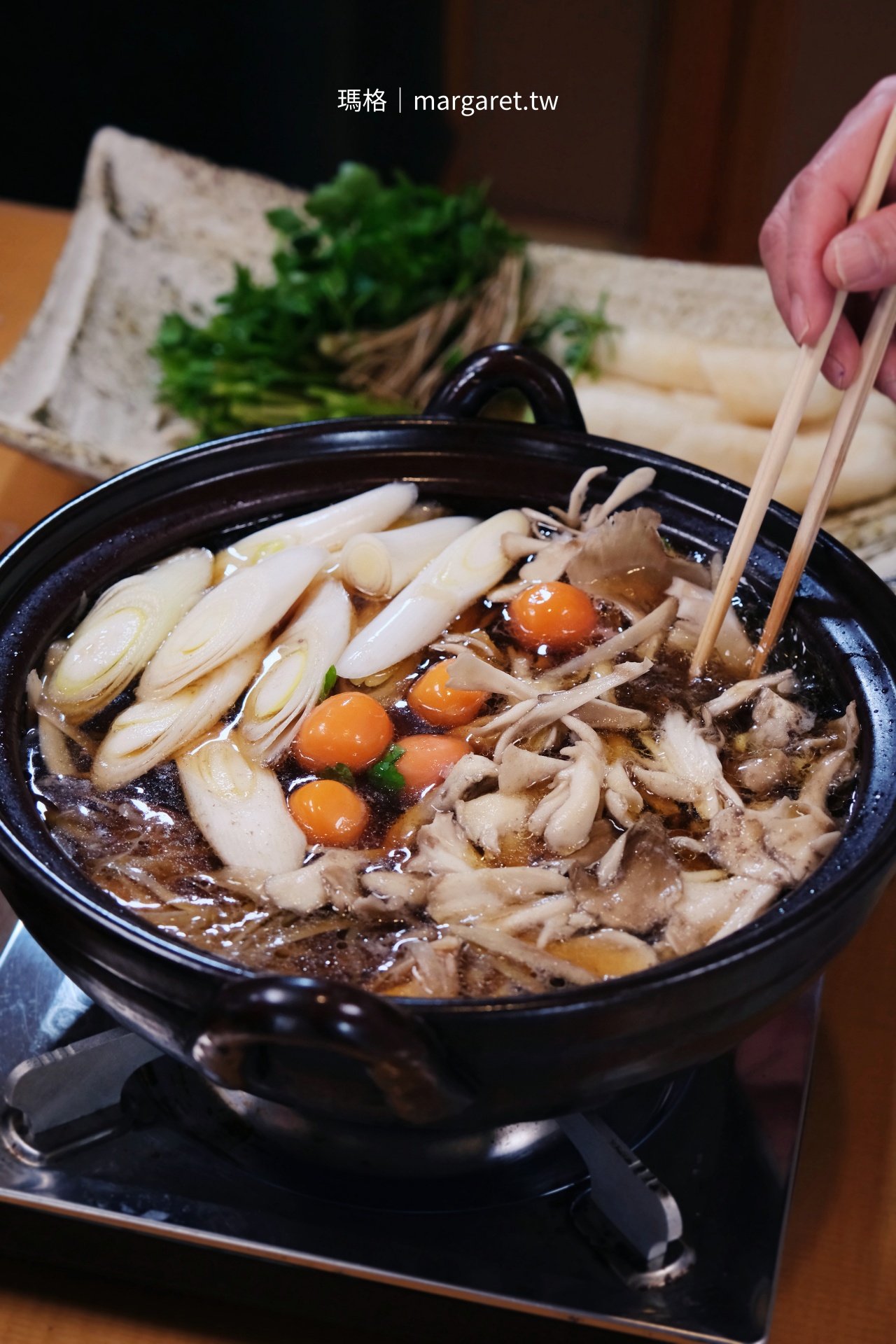 割烹かめ清きりたんぽ鍋烹煮中，比內地雞高湯清澈，食材緩緩燉煮入味。