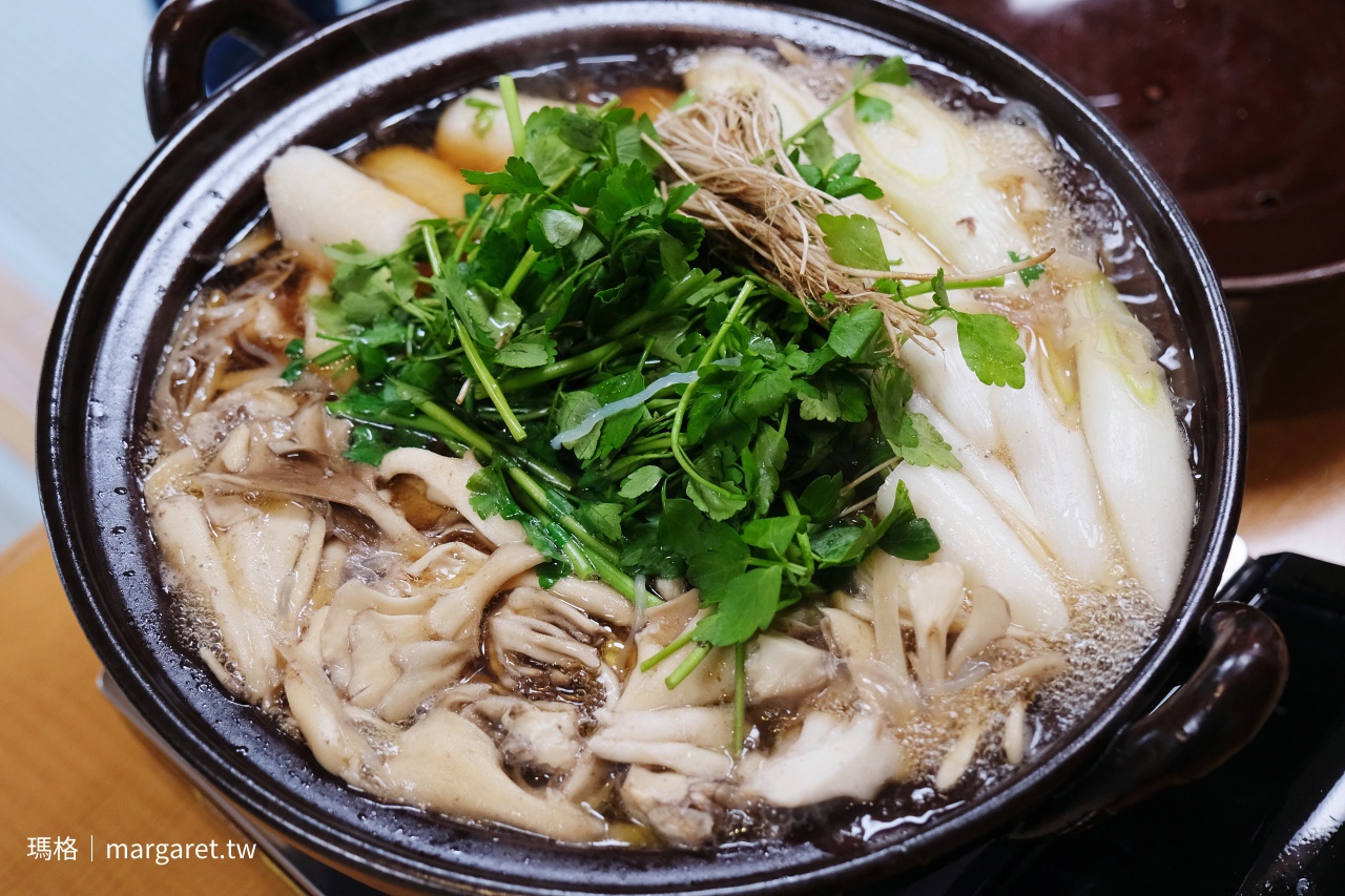 割烹かめ清きりたんぽ鍋完成，秋田最具代表性的鄉土料理，湯底鮮甜清澈層次豐富。