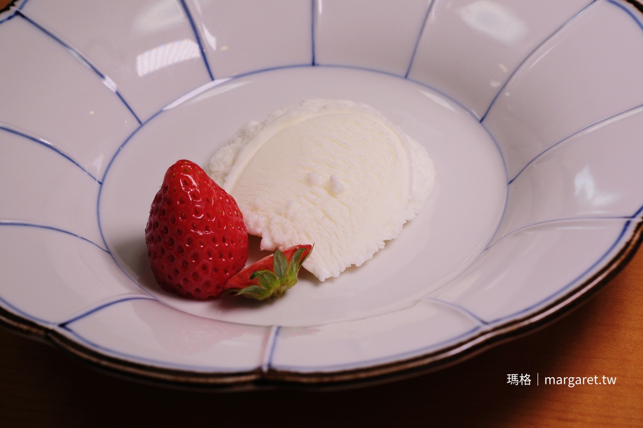 割烹かめ清飯後甜點，秋田時令水果搭配義式冰淇淋，甜度克制優雅收尾。