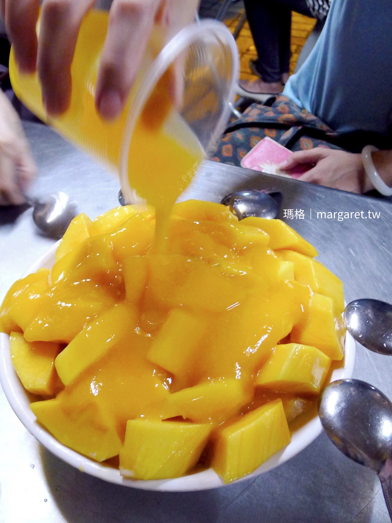 台南冰鄉芒果冰 淋上煉乳與芒果醬的特寫近照