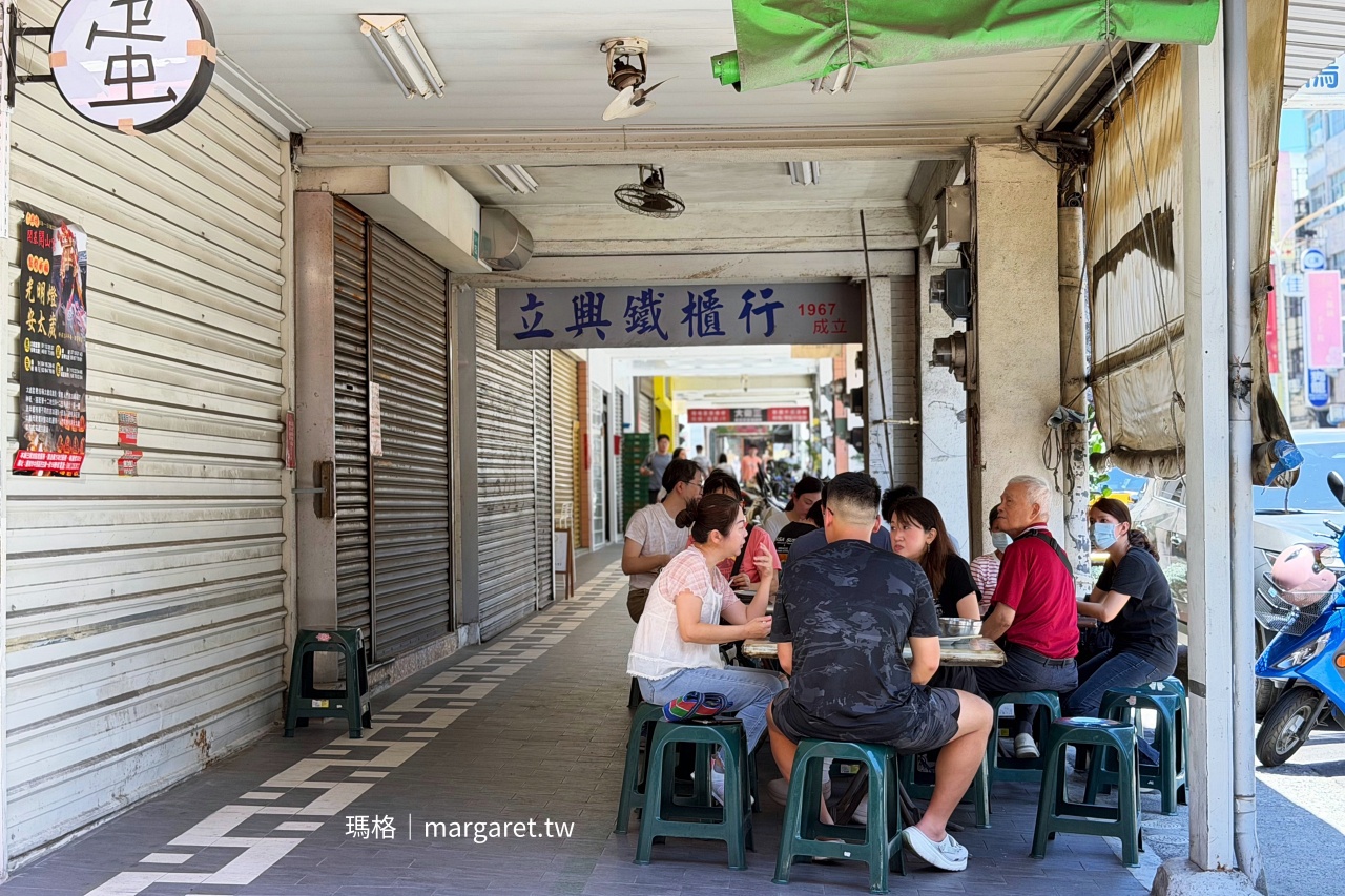 台南卓家汕頭魚麵 店外騎樓座位魚麵完售後仍有客人用餐實景