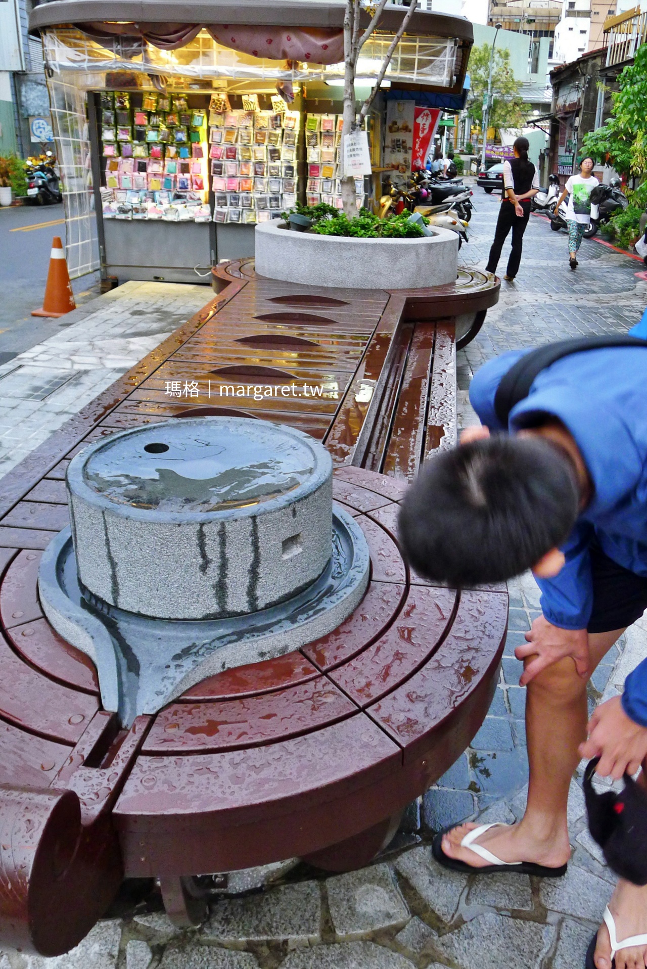 台南正興街 嵌入石磨的街道座椅近拍已拆除歷史裝置留念