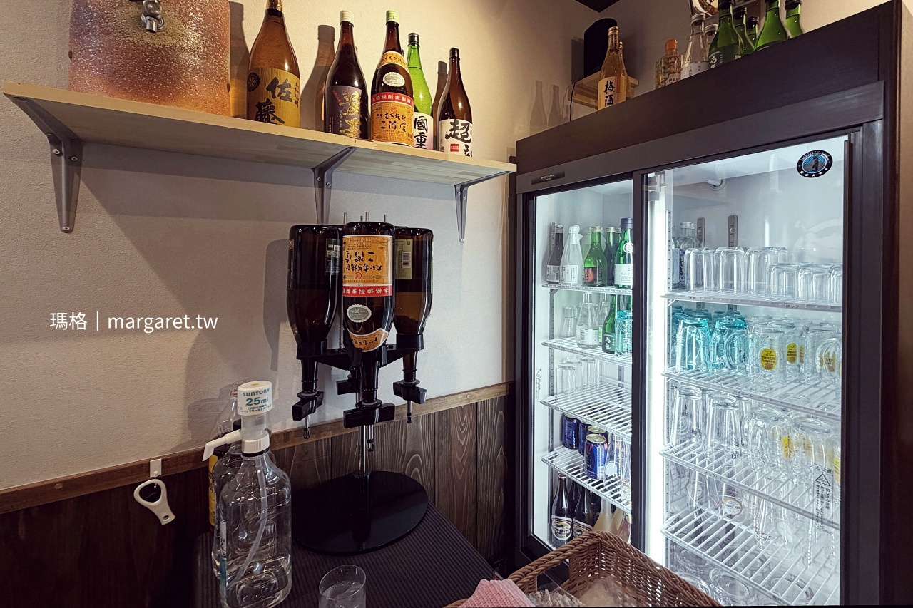 骨付鳥一本がぶ丸店內清酒酒瓶與吧台
