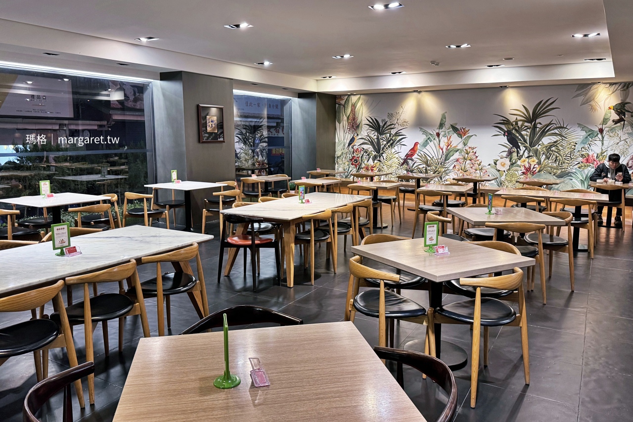 Just Sleep捷絲旅。花蓮中正館｜前身為美琪飯店。戲院播映室變身懷舊漫畫圖書室