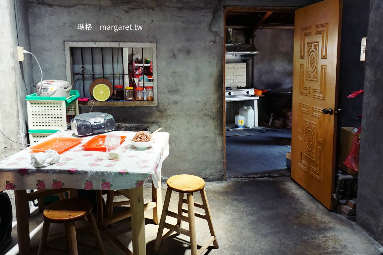 集集無名麵店屋內飯廳天窗採光，桌上放著手工餛飩皮與餡料。