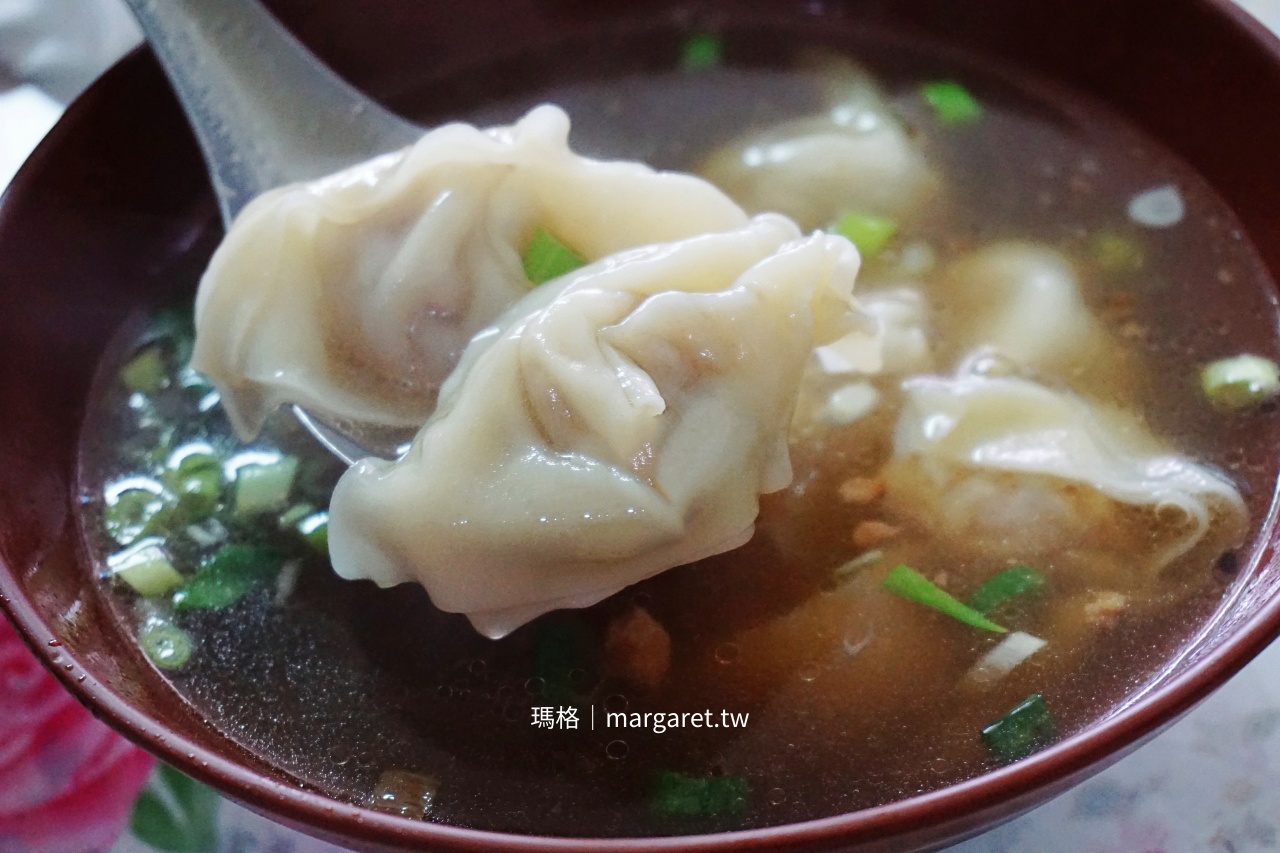 皮厚實且內餡飽滿香甜的手工餛飩，是店內人氣必點。