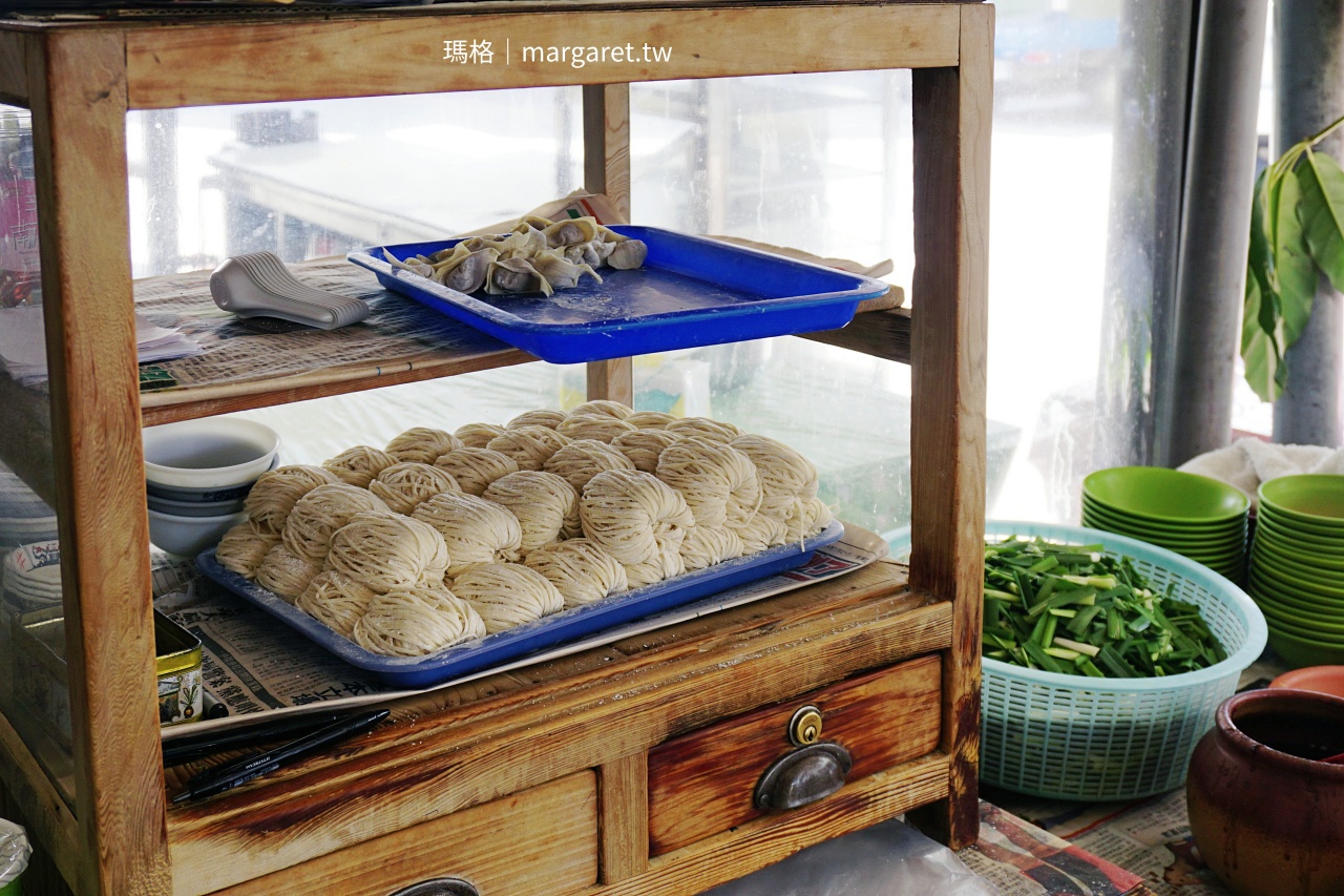 集集無名麵店攤頭，竹製麵篩與木製麵櫥等古早傳統器具特寫。