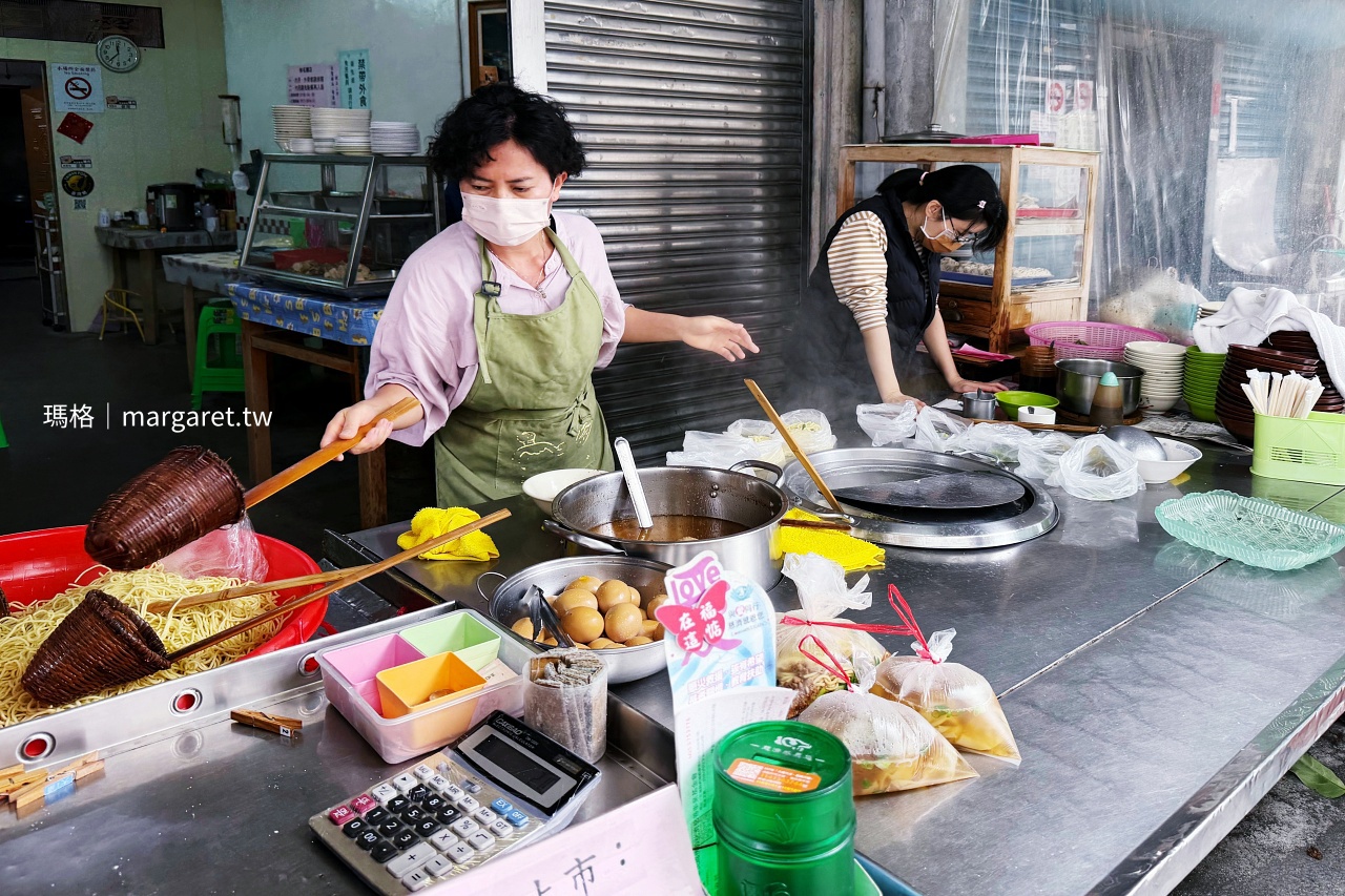 集集無名麵店老闆與店內陳設，充滿人情味的在地小吃氛圍。