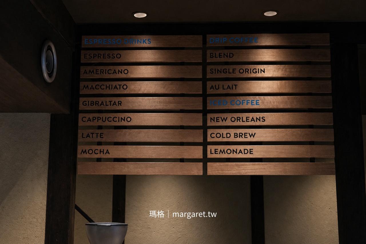 京都 Blue Bottle Coffee 六角店一樓木製咖啡菜單，列有義式咖啡、手沖咖啡、冰咖啡與冷萃咖啡等品項
