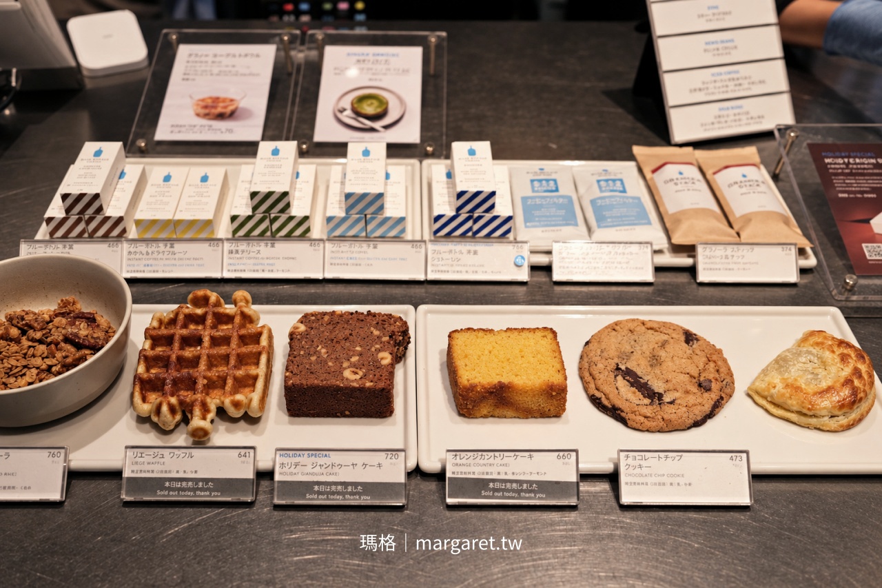 京都 Blue Bottle Coffee 六角店一樓甜點展示櫃，陳列鬆餅、蛋糕、巧克力餅乾與其他烘焙點心