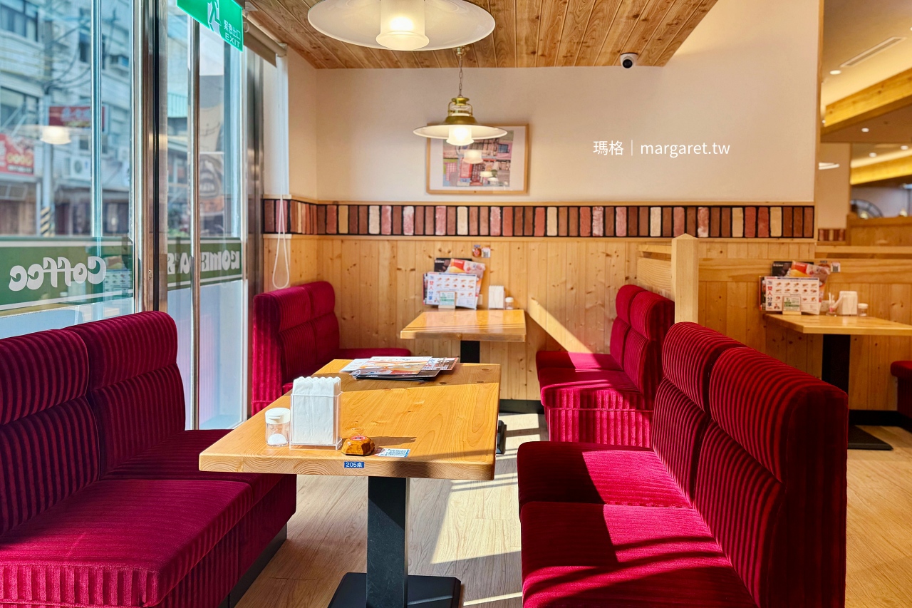 客美多咖啡店內環境，原木設計搭配紅絨沙發座位。