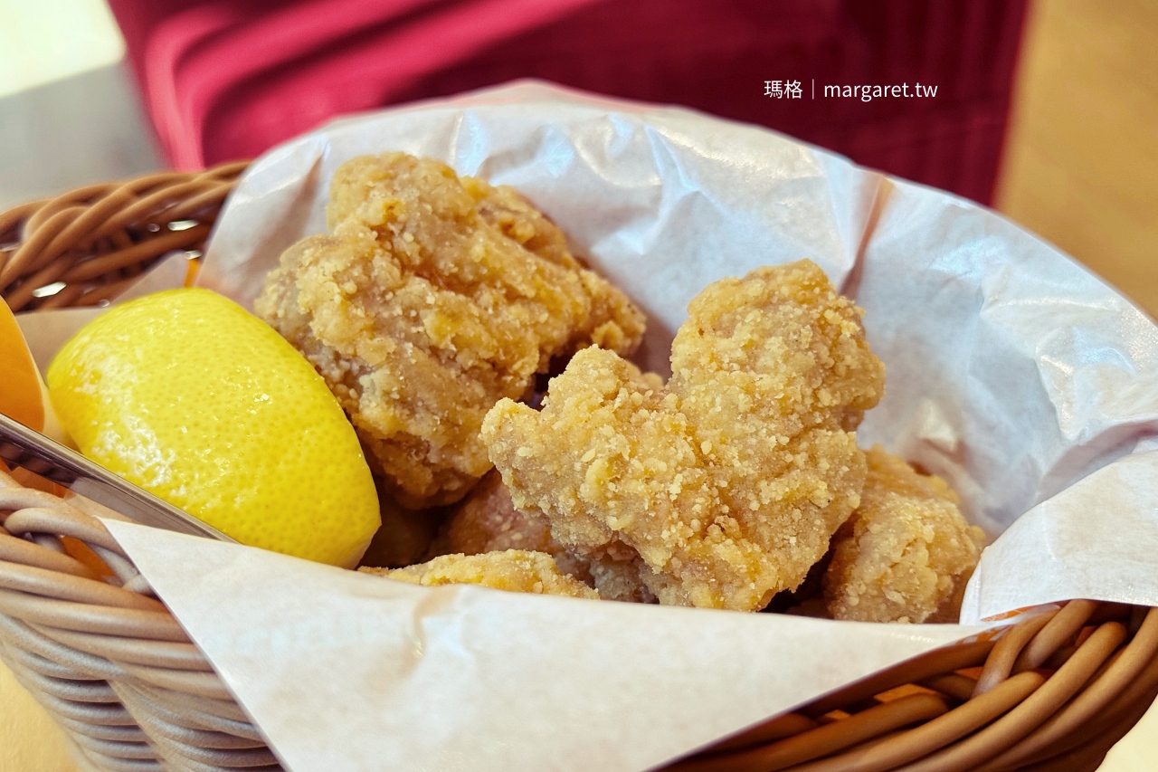 客美多咖啡招牌炸雞塊，使用雞腿肉附檸檬。