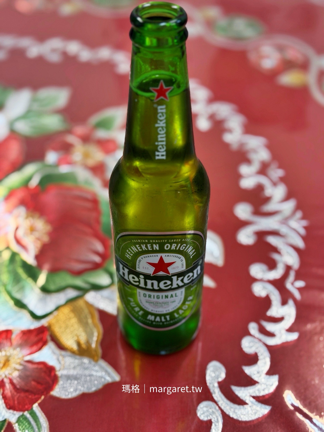 嘉義西門小吃 刺繡大紅桌巾與海尼根啤酒台洋對比擺設