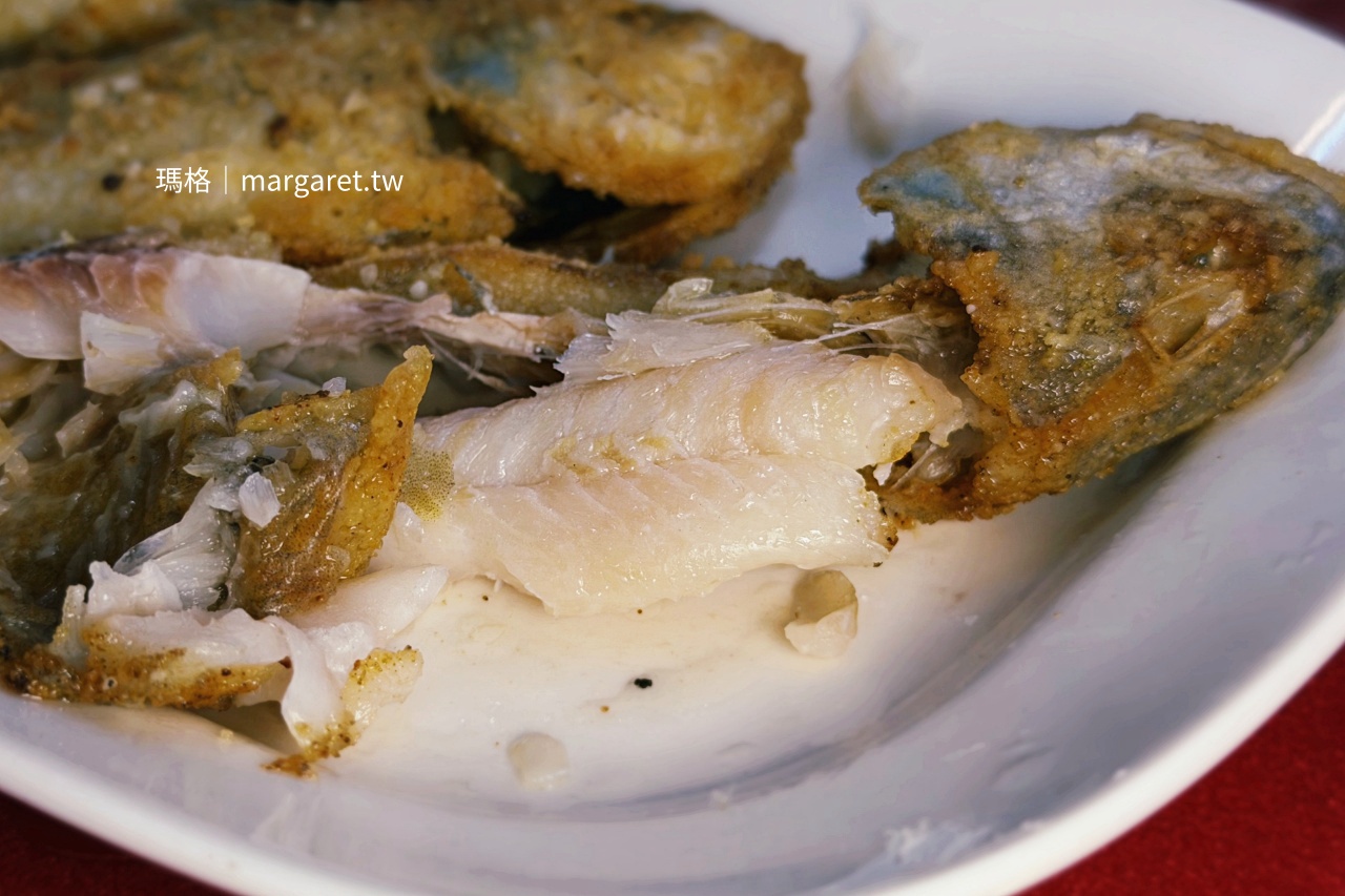 嘉義西門小吃 乾煎小黃魚金黃酥脆剖面細節