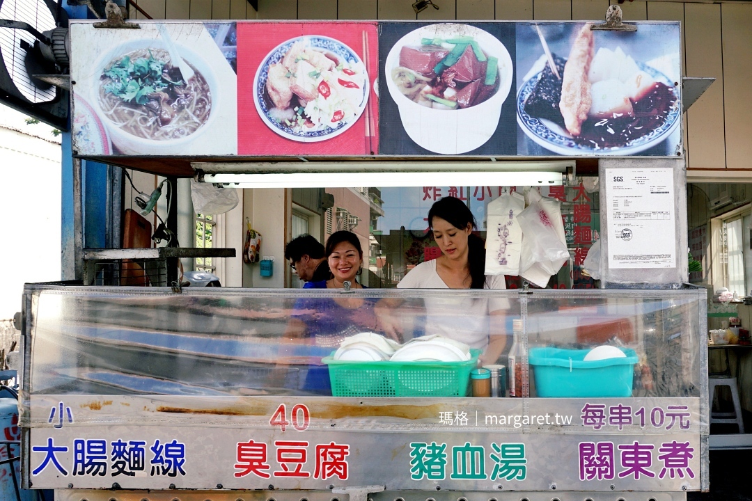 海岸路美女臭豆腐攤位外觀，老闆娘熱情微笑合照，美麗大方。