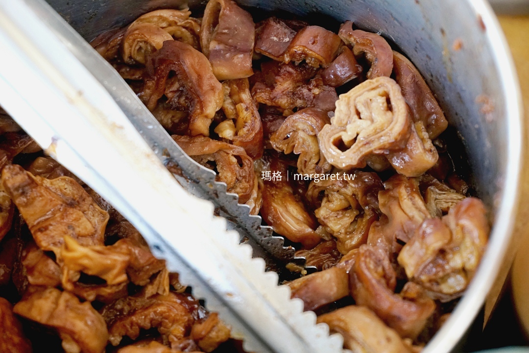 花蓮海岸路美女臭豆腐，乾淨入味的滷大腸。