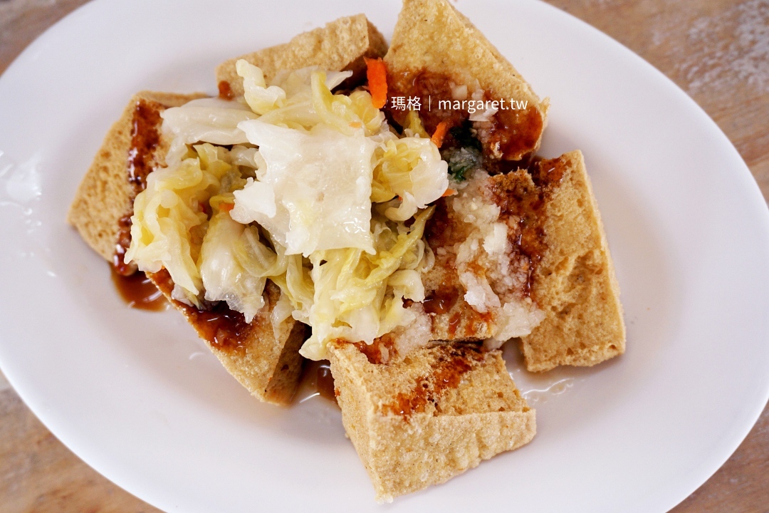 花蓮海岸路酥脆炸臭豆腐，泡菜給得很大方。