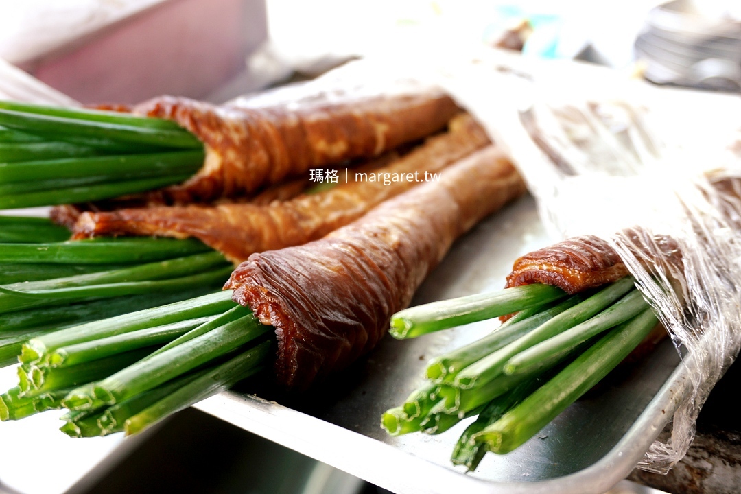 花蓮海岸路美女臭豆腐，包蔥的炸大腸很受顧客歡迎。