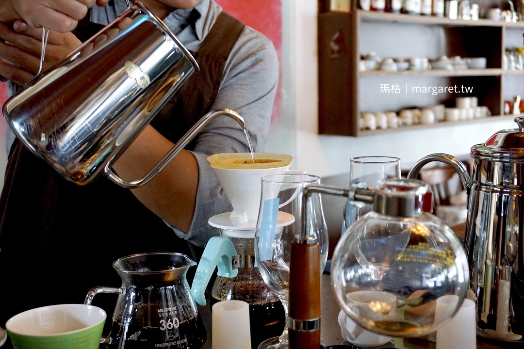 咖啡師正在專注手沖咖啡的畫面，展現專業沖煮技藝。