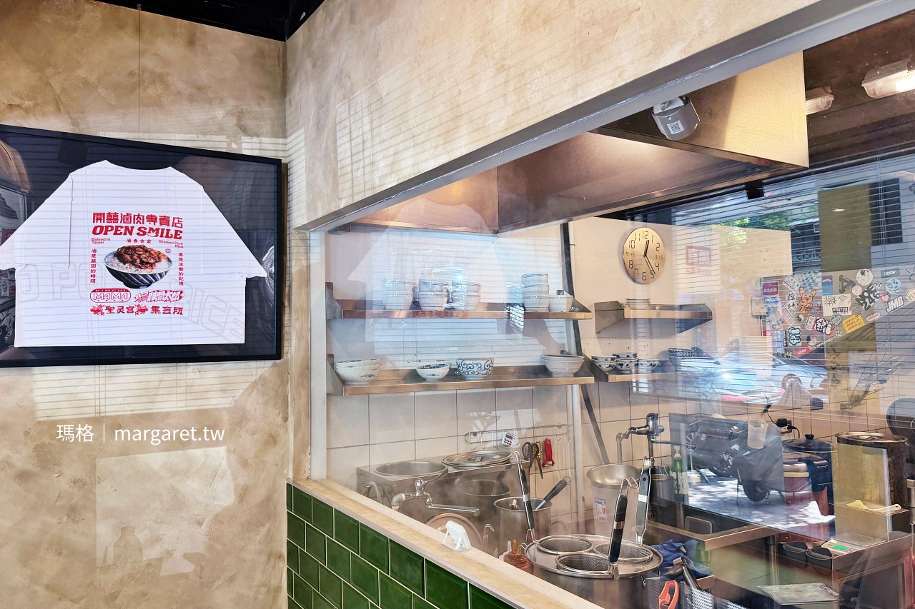 開囍滷肉專賣店內部，牆面展示印有品牌名稱與滷肉飯圖案的白色 T-shirt