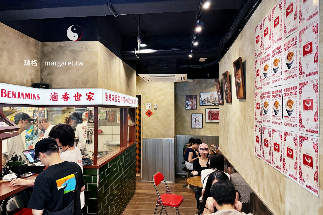開囍滷肉專賣店內部，深綠色釉面磚吧檯搭配木框玻璃、黑色天花板與品牌海報