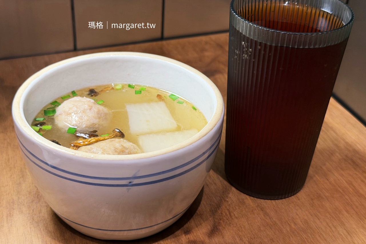 開囍滷肉專賣店蘿蔔貢丸湯與無糖博士茶，湯碗內有白蘿蔔、貢丸及蔥花，旁邊放著一杯冰茶