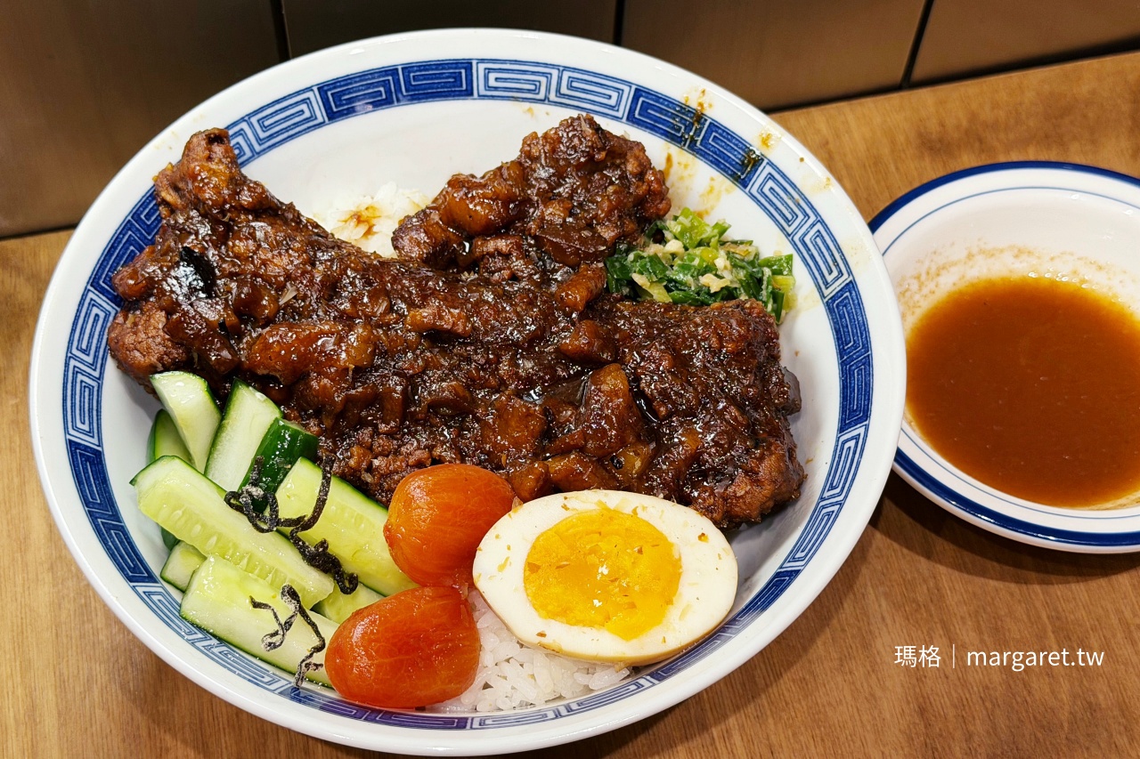 開囍滷肉專賣店每日限量滷大排飯，大塊醬色滷排骨鋪在白飯上，搭配生切小黃瓜、醃番茄與半顆滷蛋