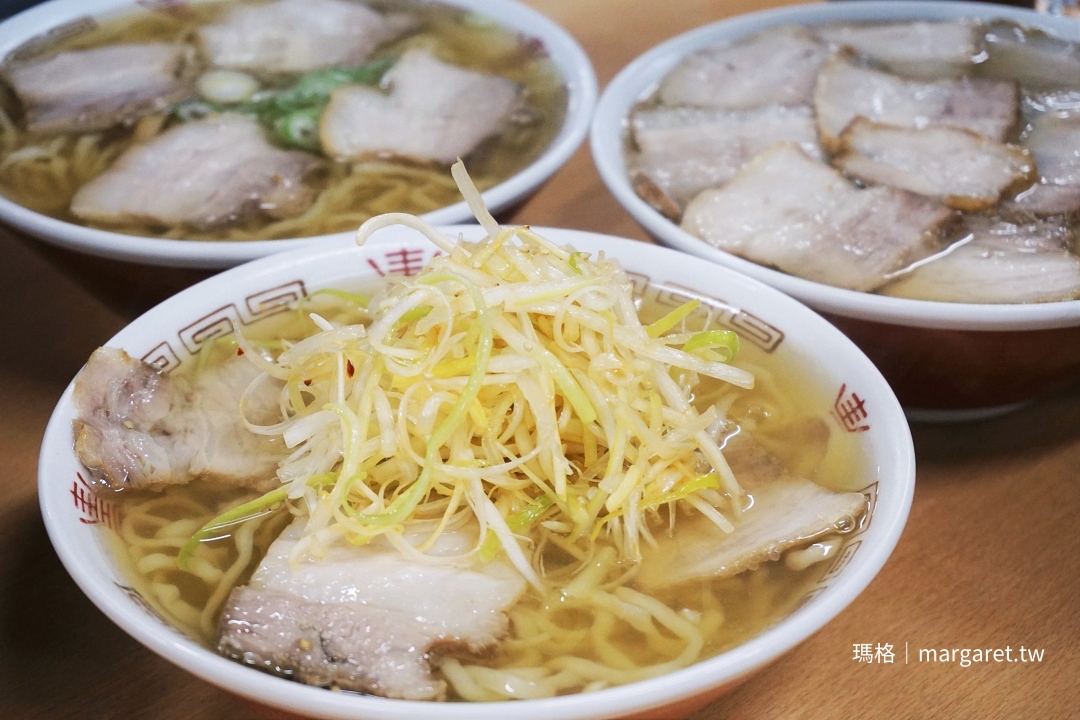 喜多方拉麵特色，為使用粗捲麵條搭配清淡爽口的醬油系湯頭，加上叉燒肉、筍乾、青蔥等簡單的配料。