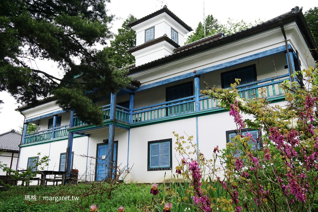 清英里明治學校咖啡館白牆藍窗校舍建築，山梨縣北杜市須玉町。