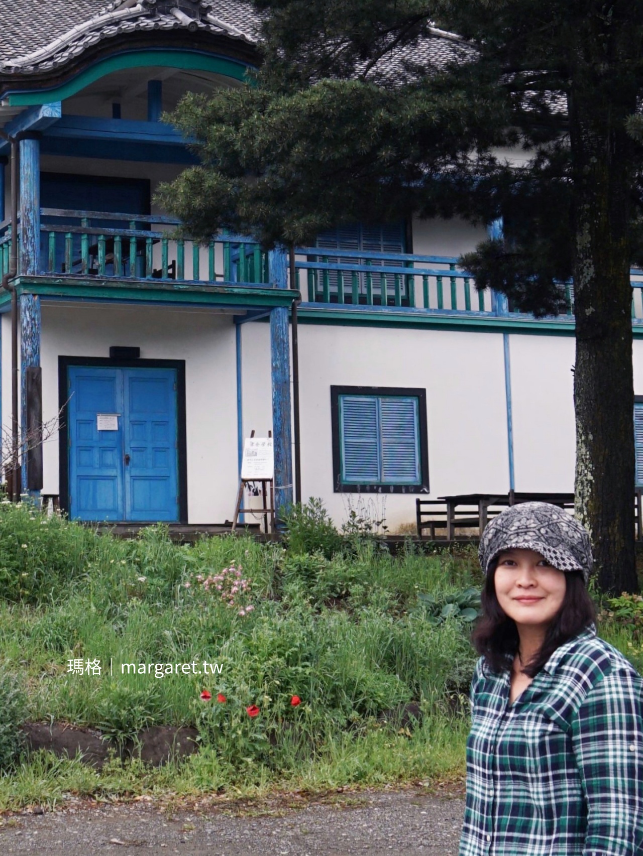 作者馬格與清理明治學校咖啡館校舍合影。