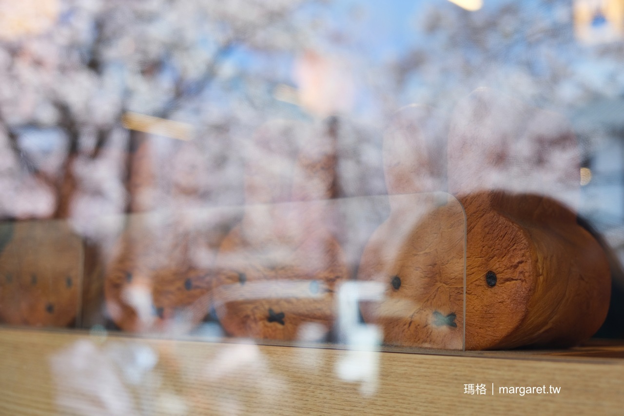 京都嵐山大街超人氣店鋪。米菲兔櫻花廚房｜Miffy Sakura Kitchen 門口浪漫的櫻吹雪