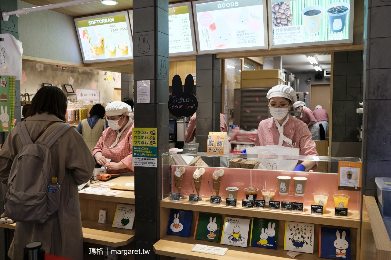 京都嵐山大街超人氣店鋪。米菲兔櫻花廚房｜Miffy Sakura Kitchen 門口浪漫的櫻吹雪