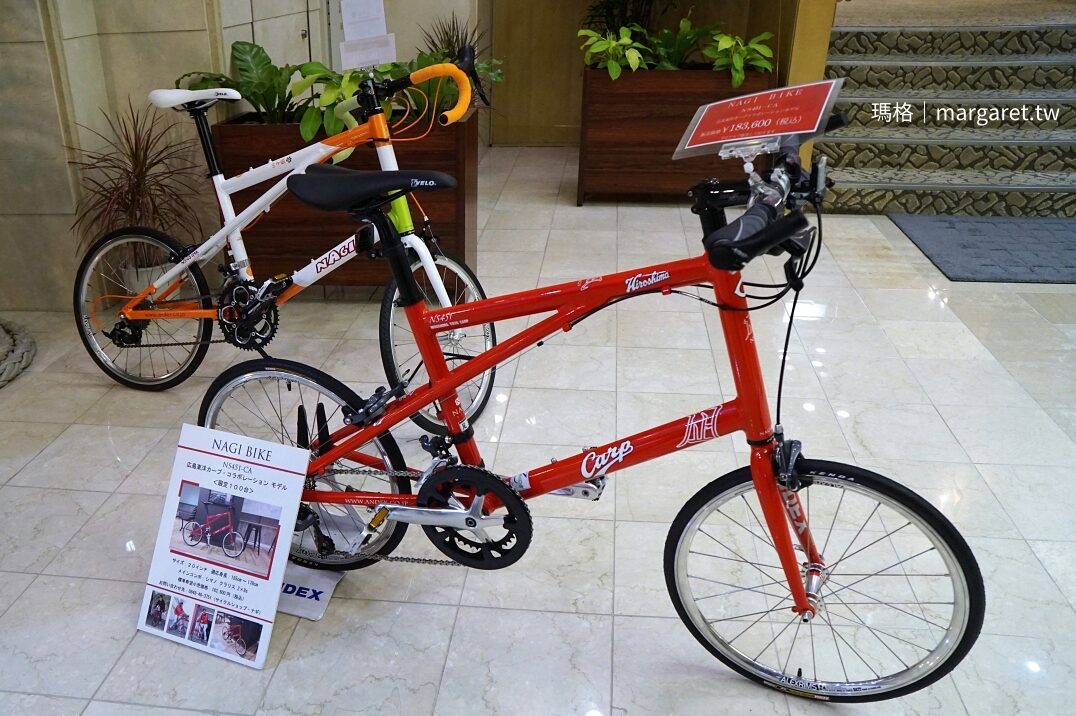 尾道國際飯店大廳自行車展示與租借服務。