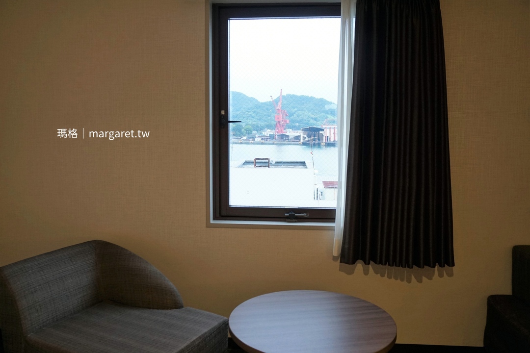 尾道國際飯店房間窗戶，白天可欣賞瀨戶內海海景。