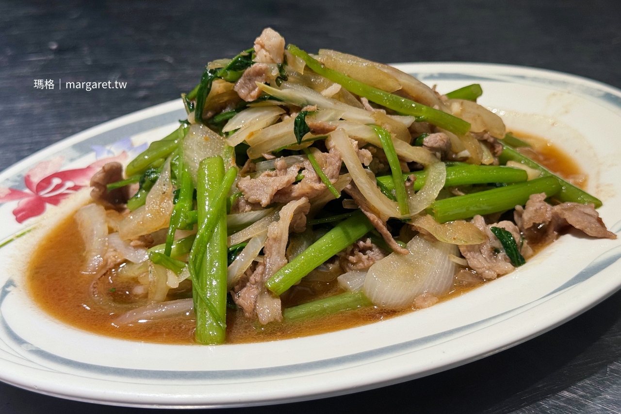 阿男炒飯生炒羊肉片，配菜豐富但羊肉片偏少。