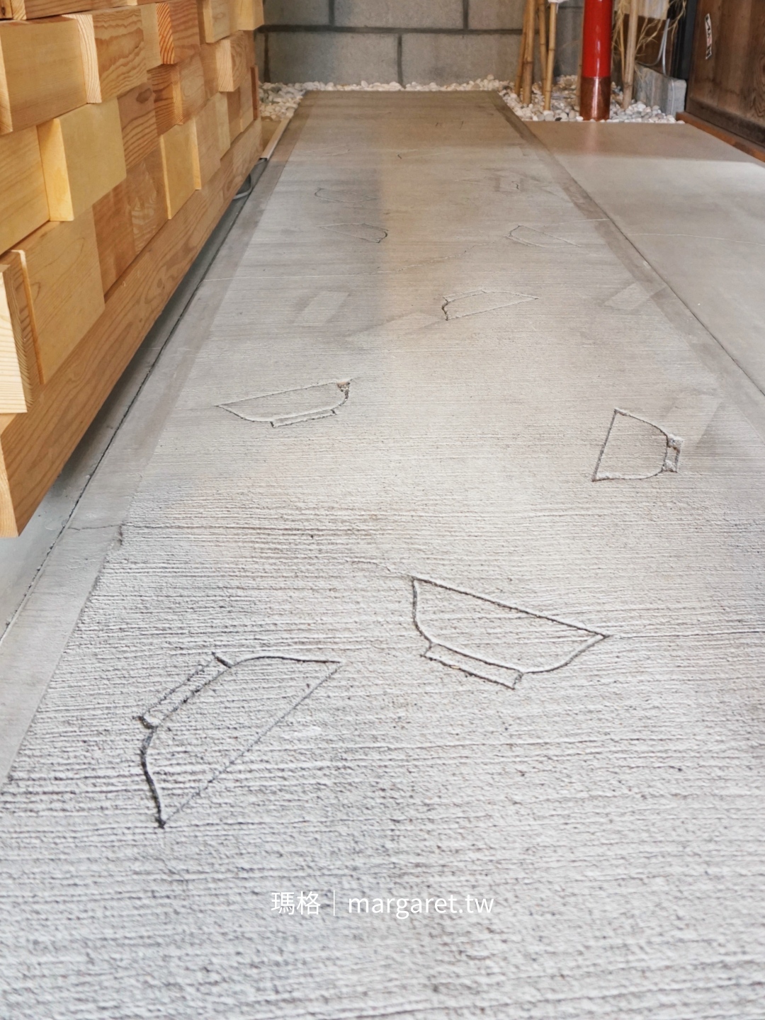 喜多方拉麵神社內部的拉麵碗地板設計。