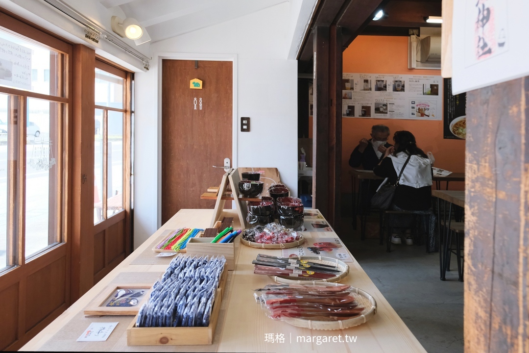 喜多方拉麵神社販售的御守、繪馬、漆碗和筷子等和風餐具。 