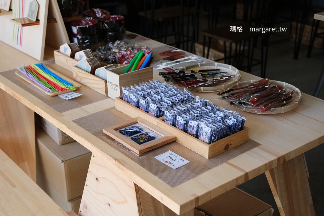 喜多方拉麵神社販售的御守、繪馬、漆碗和筷子等和風餐具。