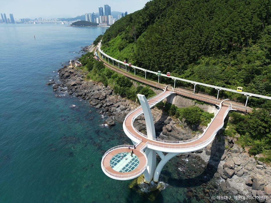 海雲台藍線公園海岸列車。釜山海景第一排｜可愛的天空膠囊列車