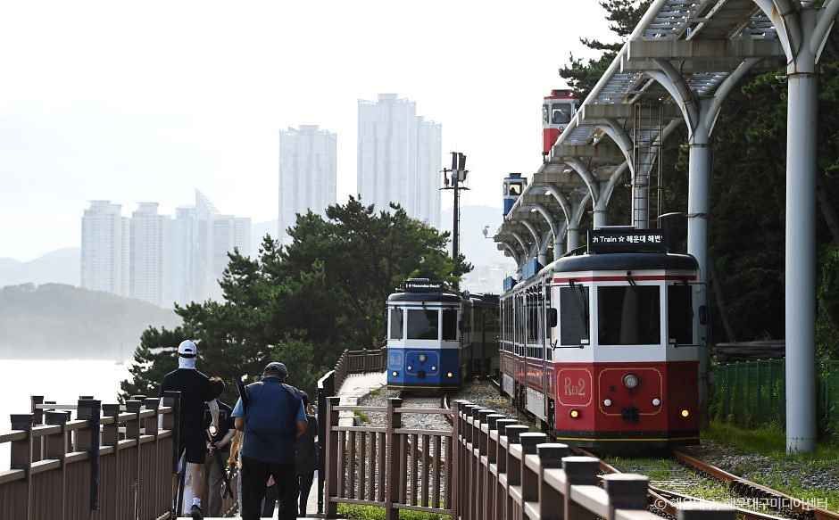 海雲台藍線公園海岸列車。釜山海景第一排｜可愛的天空膠囊列車