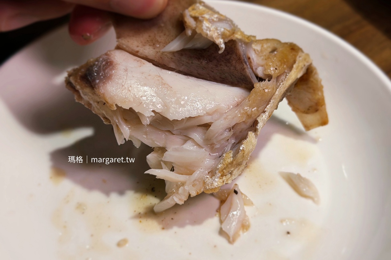白腹魚頭部位的魚肉富含膠質，老饕最愛